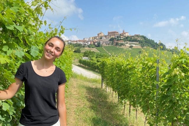 Caterina Burzi på vingården Capalot vid La Morra.